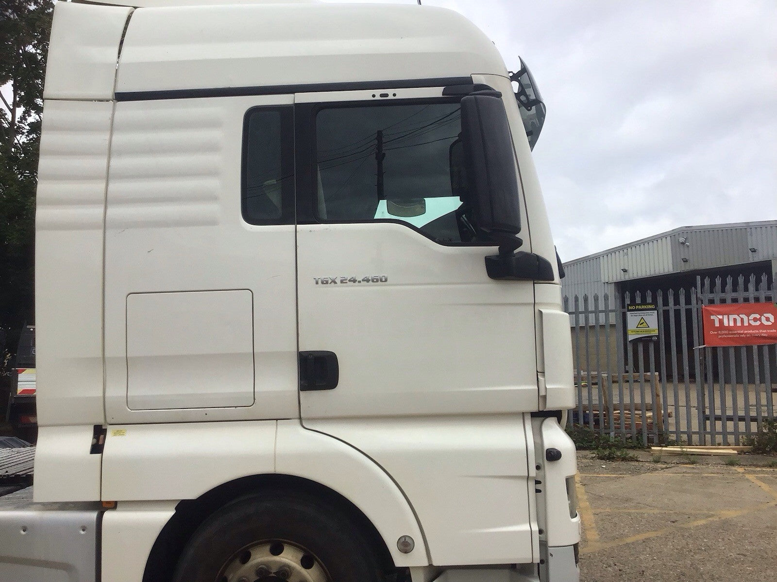 MAN TGX 24.460 DRIVER SIDE O/S DOOR IN WHITE WITHOUT MIRROR 2016-2019