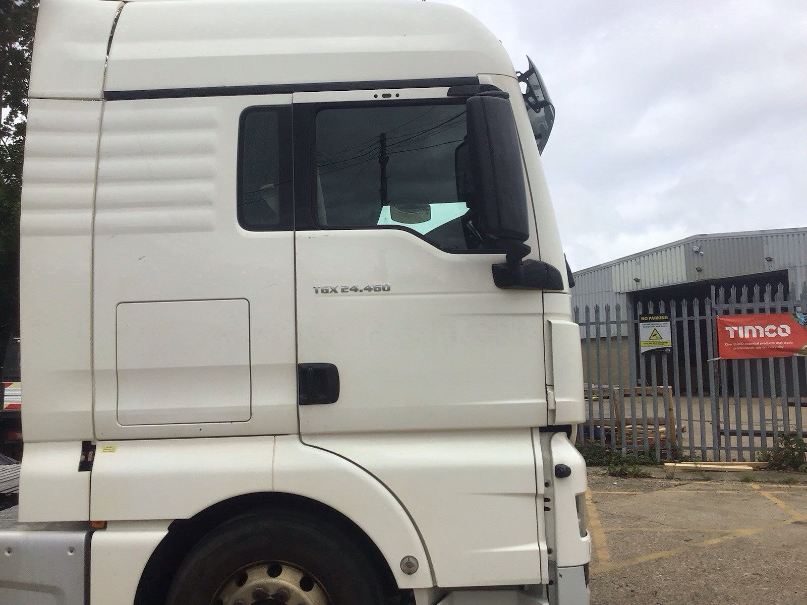 MAN TGX 24.460 DRIVER SIDE O/S DOOR IN WHITE WITHOUT MIRROR 2016-2019