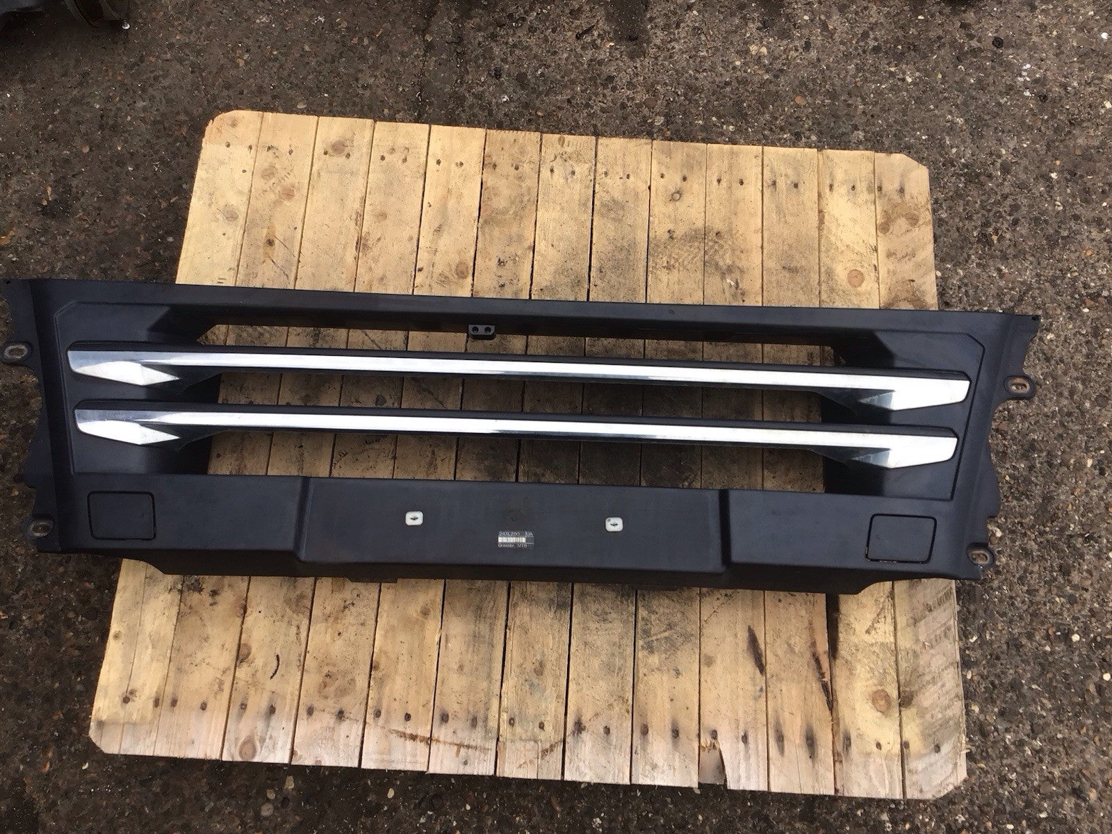 MAN TGX TGS 24.460 FRONT BUMPER GRILL CROME 81416106952 2015-2020