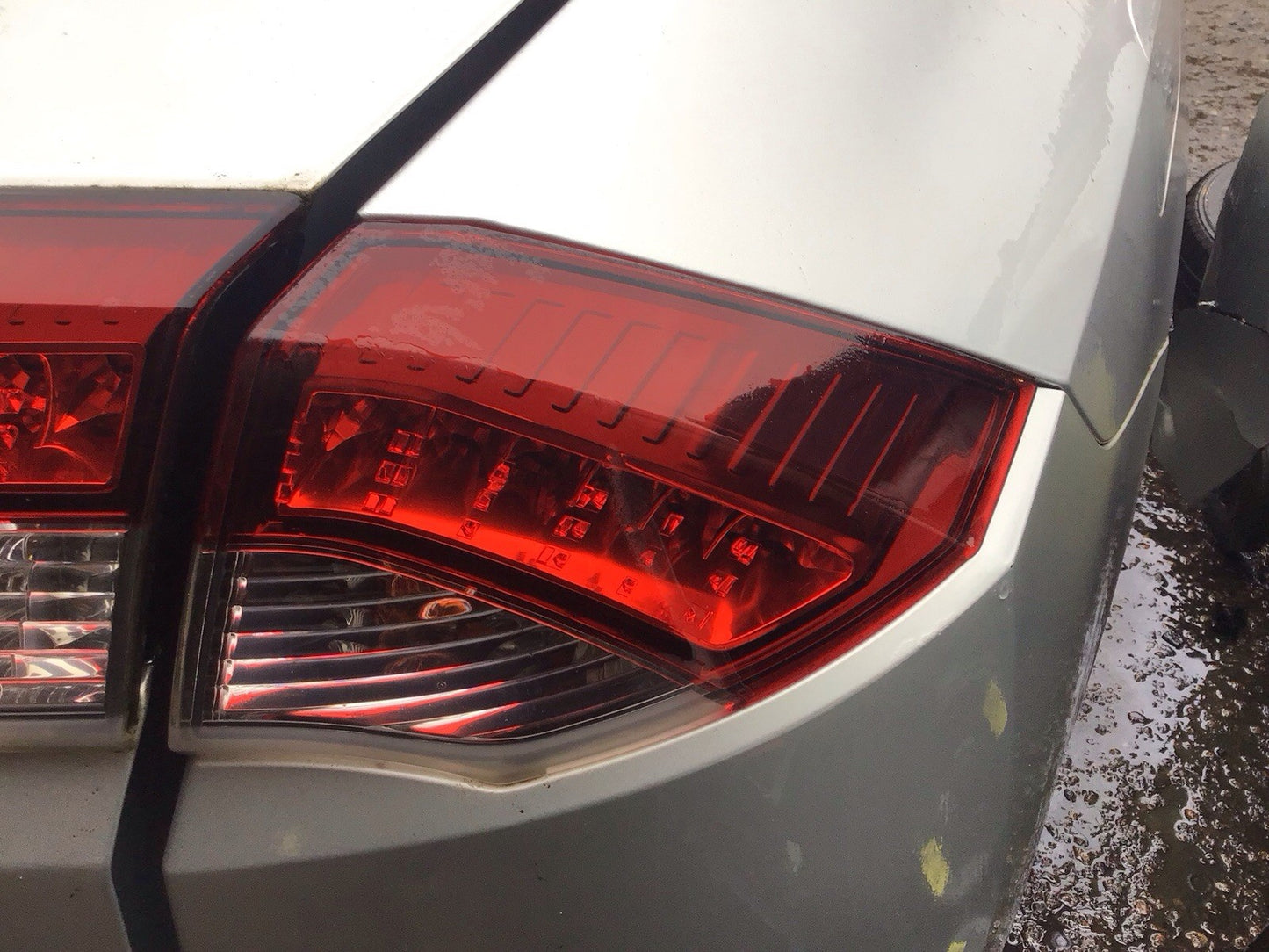 RENAULT LAGUNA MK3 DRIVERS SIDE O/S REAR LIGHT 4 DOOR SALOON 2007-2015