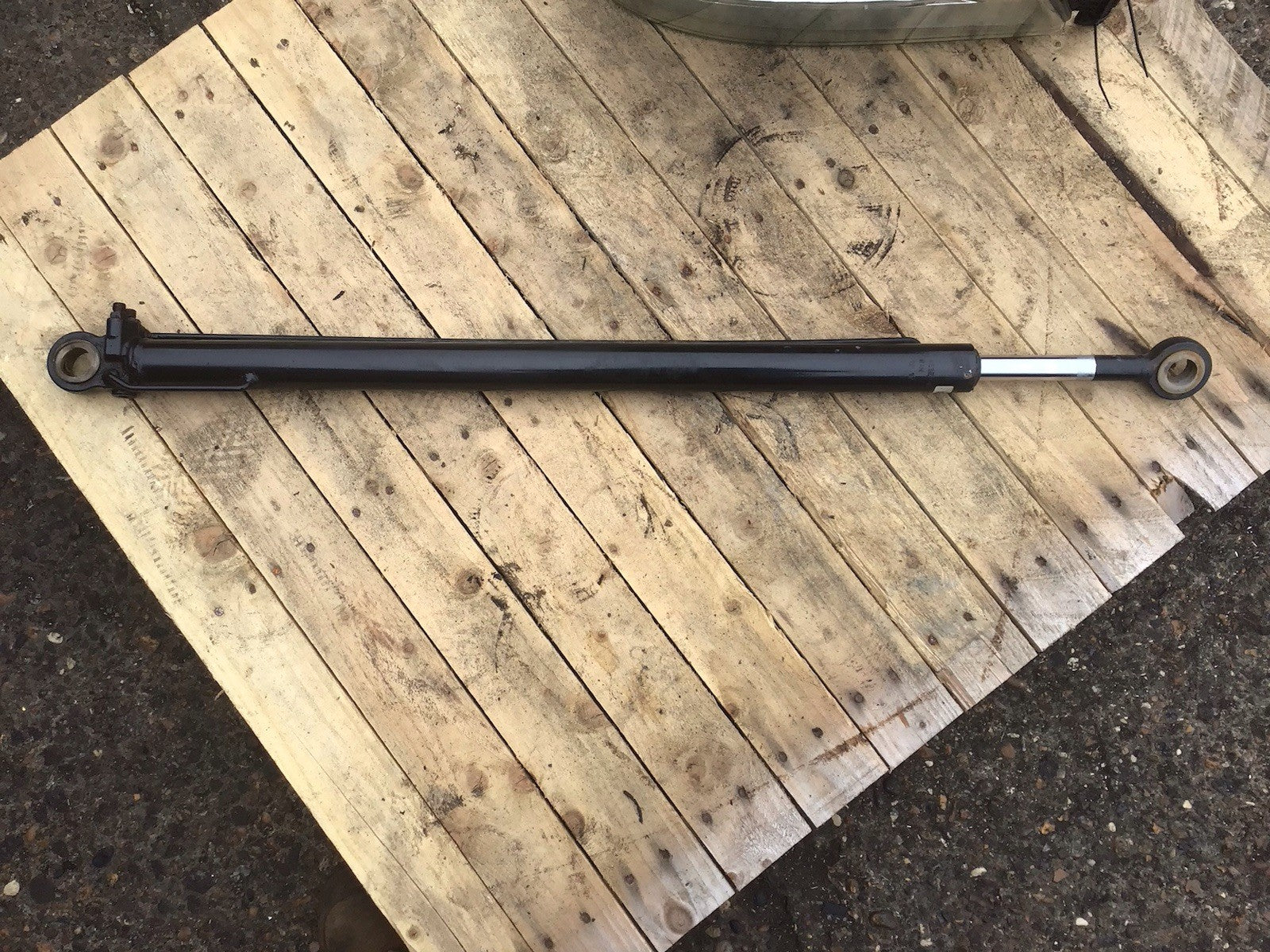 MAN TGX TGS CAB TILT / LIFTING RAM CYLINDER 81.97812.2318 2015-2020