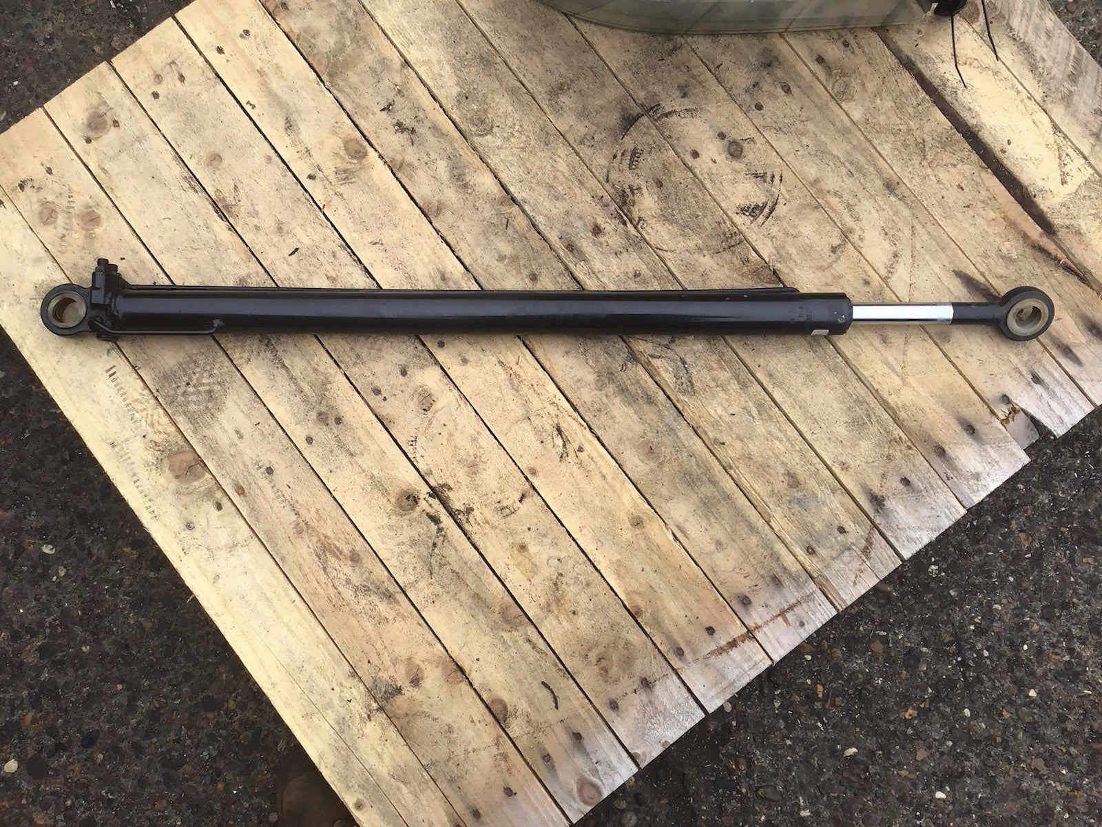 MAN TGX TGS CAB TILT / LIFTING RAM CYLINDER 81.97812.2318 2015-2020