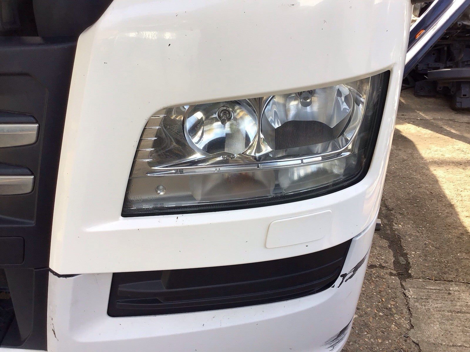 MAN TGX TGS 24.460 DRIVER SIDE O/S HEADLIGHT 2015-2020