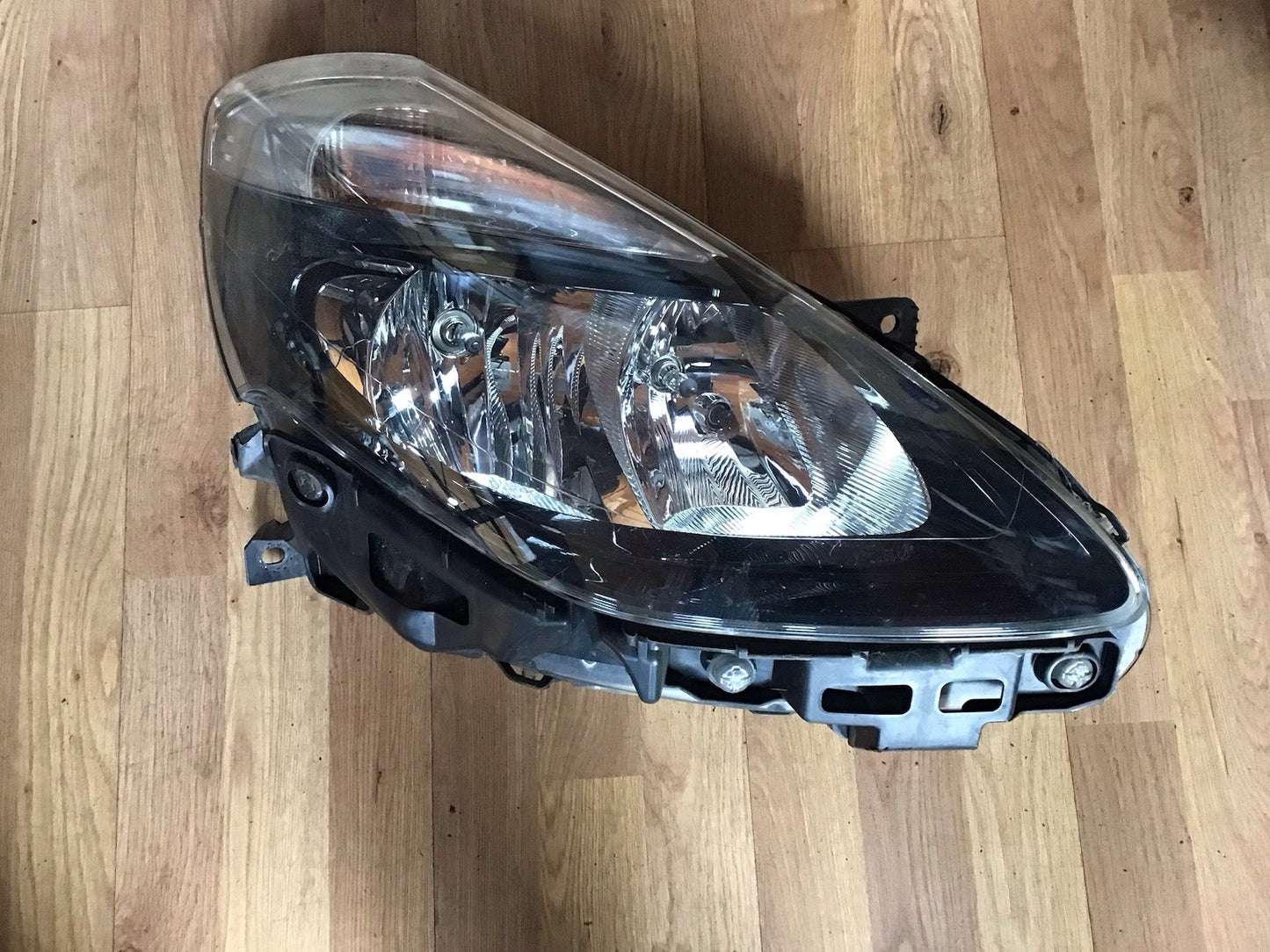RENAULT CLIO MK3 DRIVER O/S SIDE HEADLIGHT 89903187 2009-2013