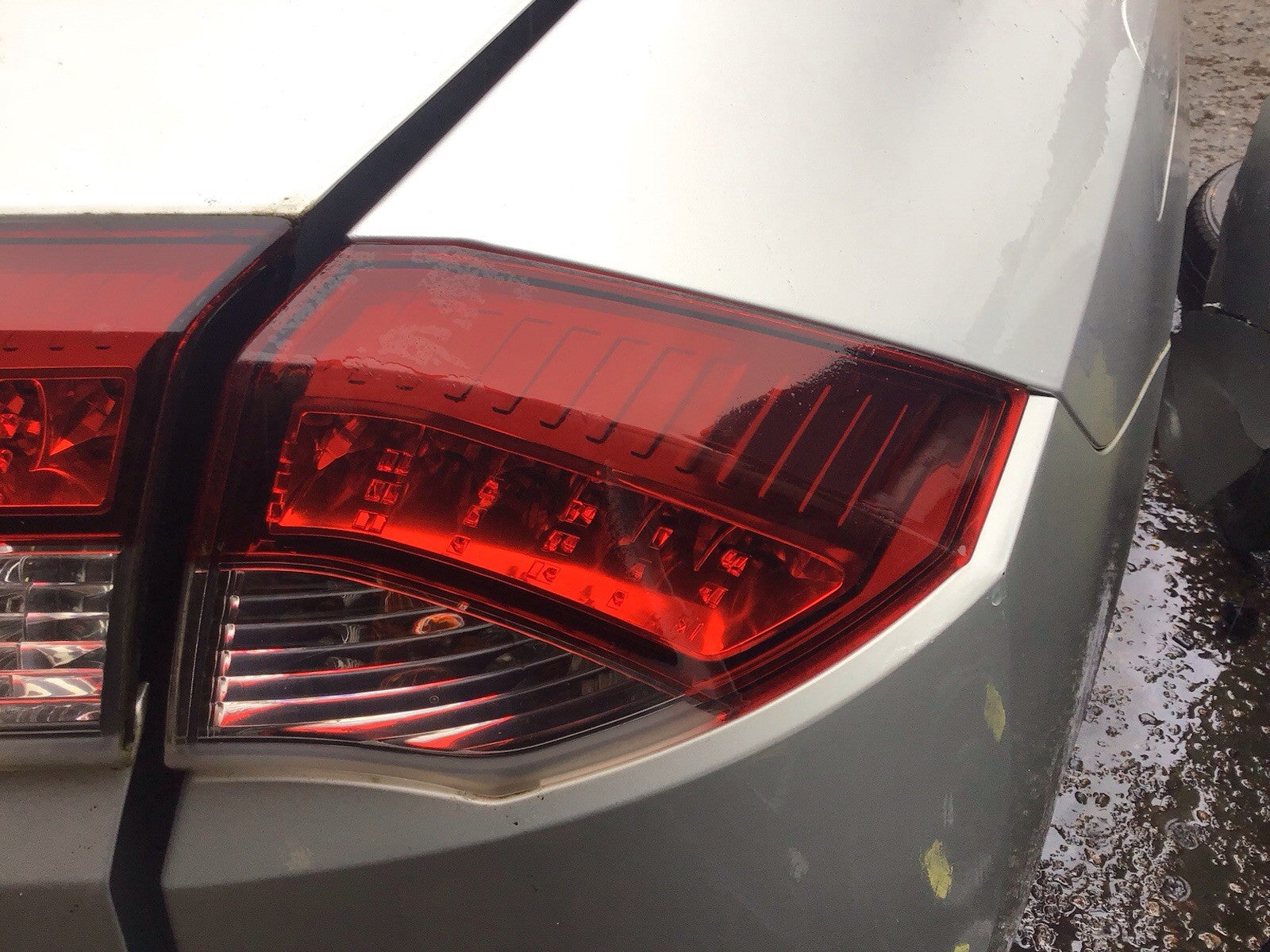 RENAULT LAGUNA MK3 DRIVERS SIDE O/S REAR LIGHT 4 DOOR SALOON 2007-2015