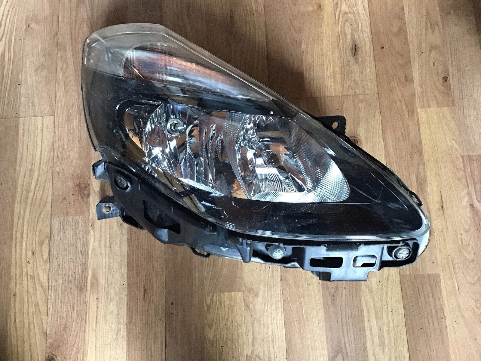 RENAULT CLIO MK3 DRIVER O/S SIDE HEADLIGHT 89903187 2009-2013