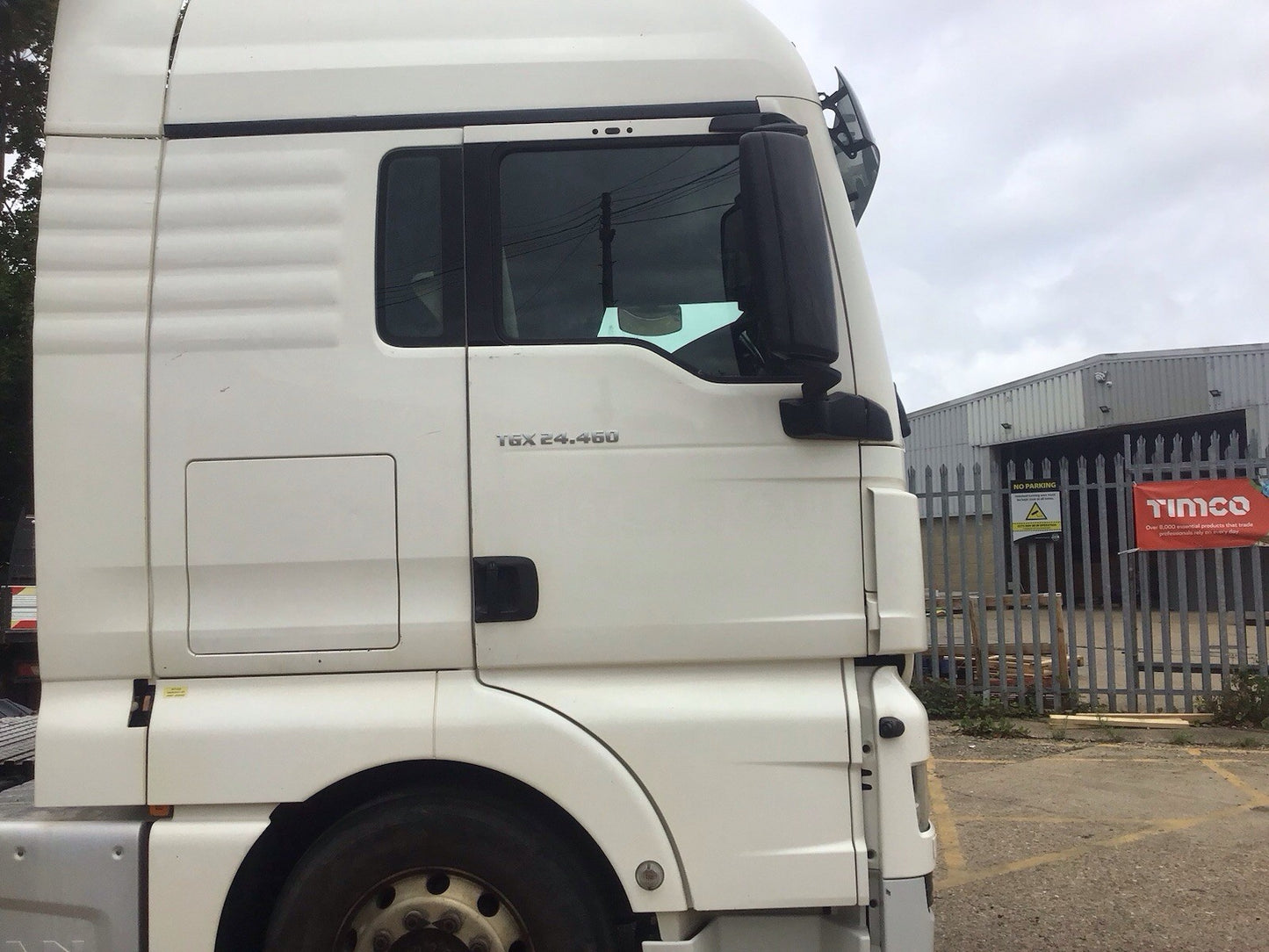 MAN TGX 24.460 DRIVER SIDE O/S DOOR IN WHITE WITHOUT MIRROR 2016-2019