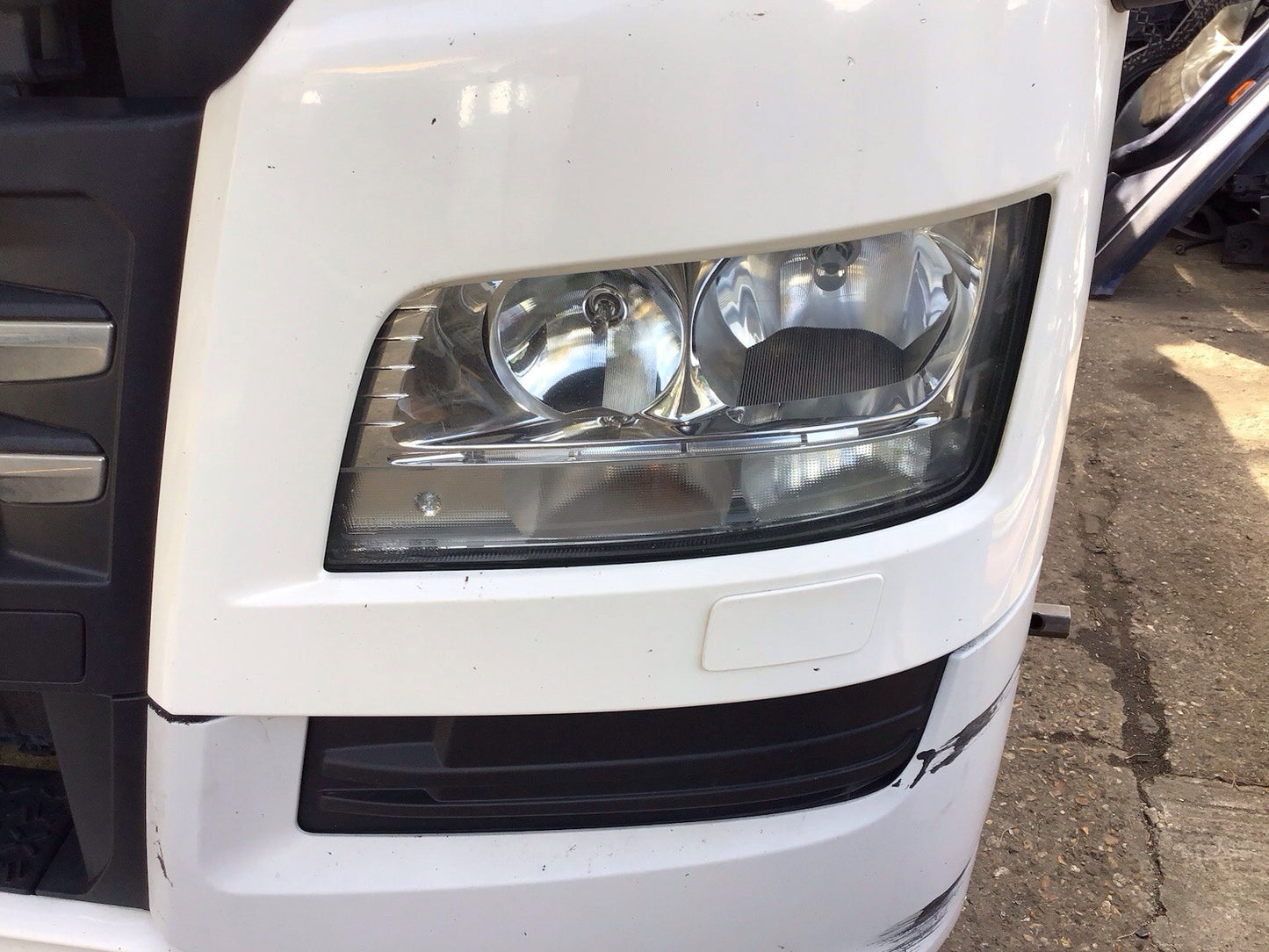 MAN TGX TGS 24.460 PASSENGER SIDE N/S HEADLIGHT 2015-2020