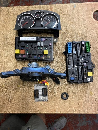 VAUXHALL ASTRA  1.4 PETROL  ECU KIT 0261207722 24420562 Z14XEP  2005-2009